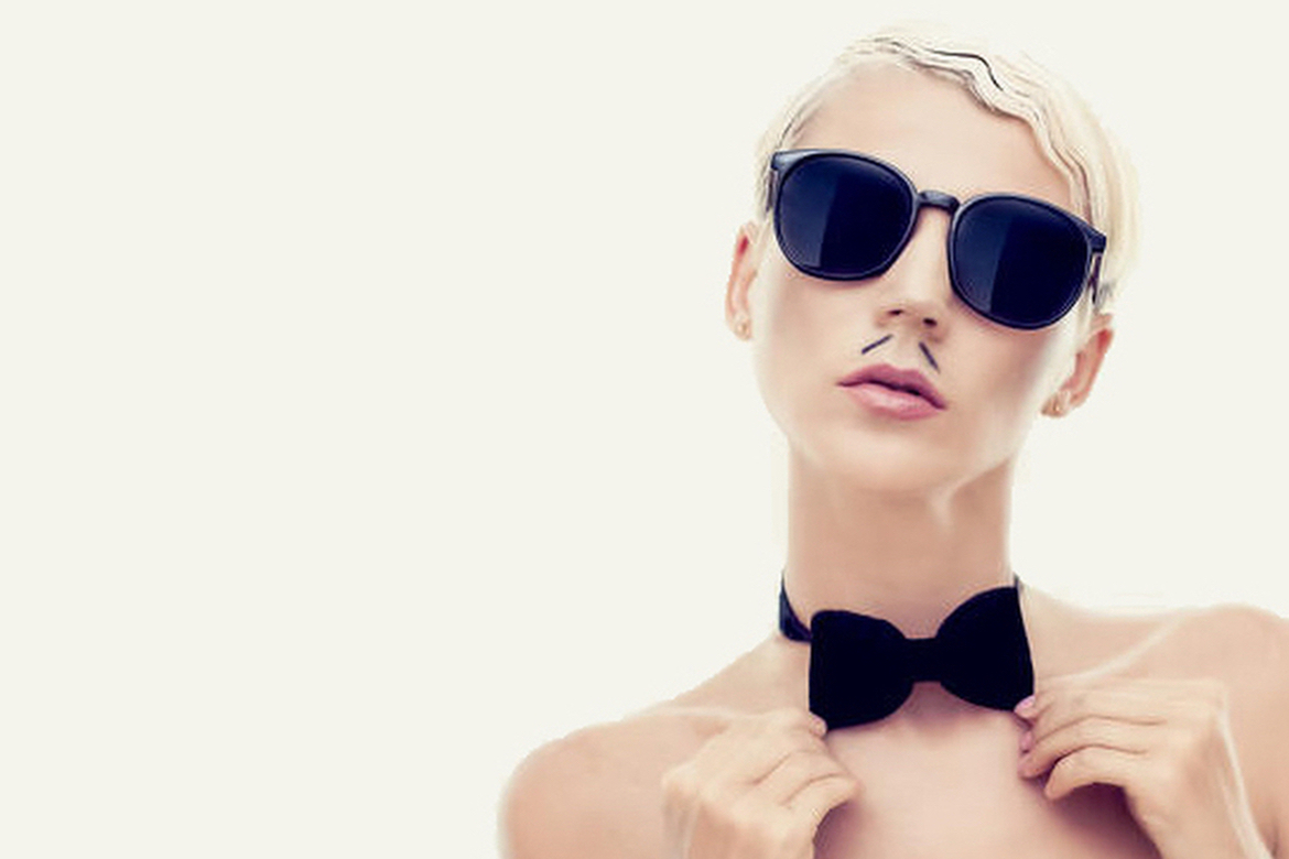 blonde avec lunettes de soleil